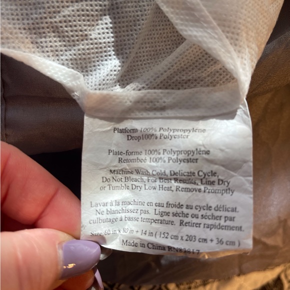 Full size ivory bed skirt - Picture 2 of 2